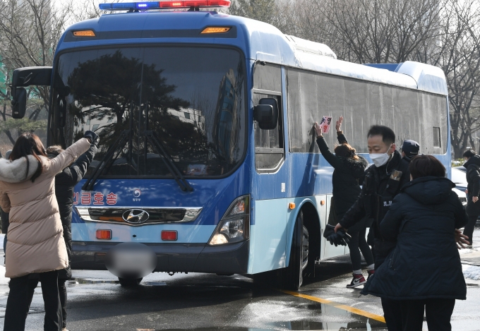 정인양을 수차례 폭행해 사망에 이르게 한 혐의로 재판에 넘겨진 양모 장모씨가 13일 서울남부지법에서 열린 공판에 참석했다. 사진은 공판이 끝난 뒤 장모씨가 탄 호송차량이 법원을 빠져나가는 모습. /사진=장동규 기자