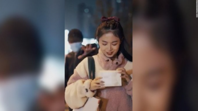 중국에서 치한이 여성의 민낯을 보고 도망가는 내용의 화장품 광고가 논란이 됐다. 사진은 논란이 된 광고의 한 장면. /사진=머니투데이(트위터 캡처)