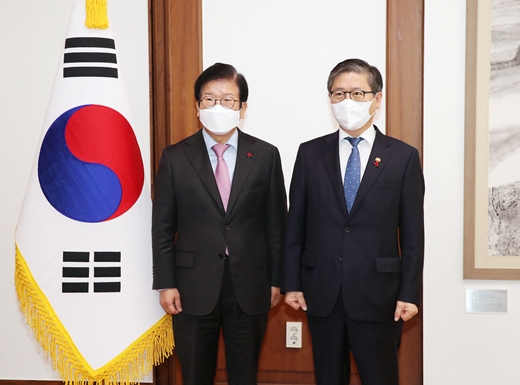박병석 국회의장(왼쪽)이 13일 오전 서울 여의도 국회에서 변창흠 국토교통부 장관을 접견해 기념촬영을 하고 있다. /사진=뉴스1