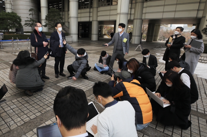 법원이 약촌오거리 살인사건의 범인으로 몰려 억울하게 10년 옥살이를 한 피해자 최모씨에게 국가가 13억여원을 배상해라고 판결했다. 사진은 사건의 재심을 맡은 박준영(오른쪽) 변호사와 진범을 체포했던 황상만 전 군산경찰서 형사반장이 기자회견을 하는 모습. /사진=뉴스1
