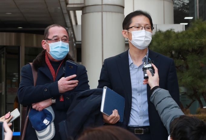 법원이 약촌오거리 살인사건으로 억울하게 10년 옥살이를 한 피해자와 그의 가족에게 각각 국가가 약 13억, 3억을 배상하라고 판결했다. 사진은 사건의 재심을 맡은 박준영(오른쪽) 변호사와 진범을 체포했던 황상만 전 군산경찰서 형사반장이 기자회견을 하는 모습. /사진=뉴스1