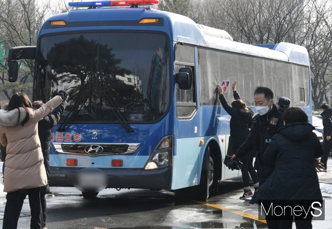 정인양을 수개월 동안 폭행해 사망에 이르게 한 혐의로 재판에 넘겨진 양모 장모씨를 태운 호송차량이 지난 13일 서울남부지법을 떠나고 있다. /사진=장동규 기자