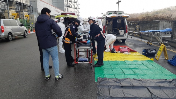 13일 오후 2시 20분께 경기 파주시 월롱면 LG디스플레이 공장에서 화학물질 유출사고가 발생해 6명이 부상을 입었으며, 이중 2명이 심정지로 심폐소생술을 실시했다. 출동한 구급대원들이 환자를 이송하고 있다. / 사진=뉴스1(경기북부소방재난본부 제공)