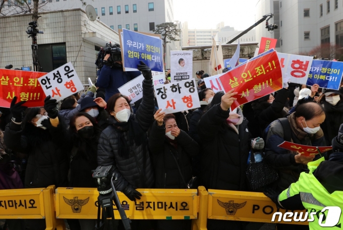 지난 13일 故 정인양 양부모에 대한 첫 공판기일이 열린 가운데 이들의 변호를 맡은 정희원 변호사가 양무보의 학대 사실은 일부 인정하나 고의성은 부인한다는 취지의 발언을 해 비난을 받고 있다. 이날 오전 서울 양천구 서울남부지방검찰청에서 대한아동학대방지협회 관계자들이 정인양 양부모의 처벌을 촉구하고 있다. /사진=뉴스1