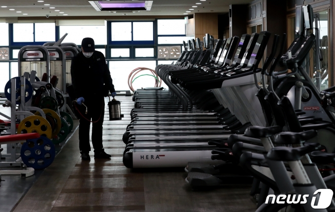 정부가 거리두기 완화에 신중한 입장이다. 사진은 경기도에 위치한 한 헬스장에서 방역업체 관계자가 소독을 하는 모습. /사진=뉴스1