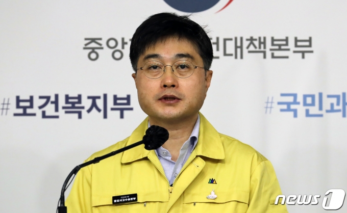 정부가 거리두기 완화에 신중한 모습이다. 사진은 윤태호 중앙사고수습본부 방역총괄반장(보건복지부 공공보건정책관)이 지난 8일 정부세종청사에서 코로나19 대응 현황을 브리핑 하는 모습. /사진=뉴스1