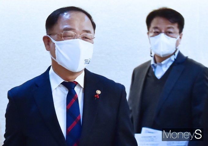 홍남기 부총리 겸 기획재정부 장관은 15일 서울 광화문 정부서울청사에서 '제13차 부동산시장 점검 관계장관회의'를 주재하고 세 부담 강화 방안을 계획대로 시행하겠다는 방침을 나타냈다. /사진=임한별 기자