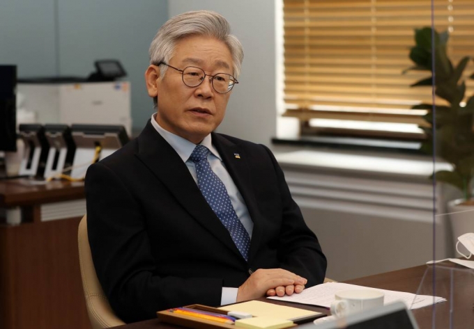 이재명 경기지사는 지난 6일 페이스북을 통해 "도심 고밀도 개발 시 민간개발은 원칙적으로 금지해야 한다"며 변창흠 신임 국토교통부 장관의 주택공급 민간영역 확대 시사에 반박했다. /사진=머니투데이