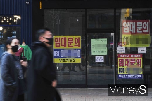 사진은 경기도 고양시 한 상가에 임대 문의 안내문이 붙은 모습./사진=장동규 기자