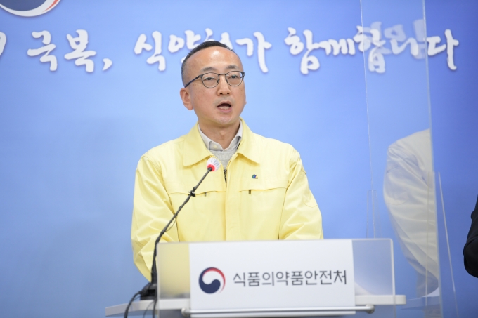 김상봉 국장이 셀트리온 렉키로나주 관련 자문단 평가에 대해 발표하고 있다./사진=식약처