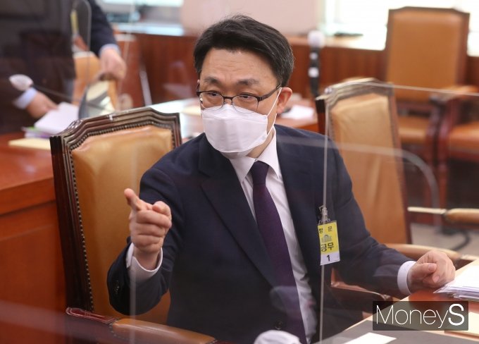 김진욱 초대 공수처장 후보자가 19일 국회에서 열린 인사청문회에 출석해 관계자와 대화를 나누고 있다. /사진=임한별 기자
