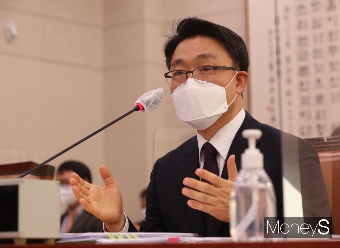 김진욱 고위공직자범죄수사처장 후보자가 19일 국회에서 열린 인사청문회에서 의원들의 질의에 답하고 있다. /사진=임한별 기자