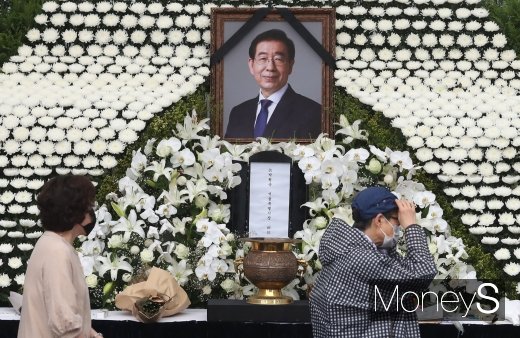 고(故) 박원순 전 서울시장의 비서 성추행 의혹을 사실로 인정한 재판부에 대해 한 시민단체가 국가인권위원회에는 진정서를, 대법원 공직자윤리위원회에는 징계요청서를 각각 제출했다. /사진=장동규 기자