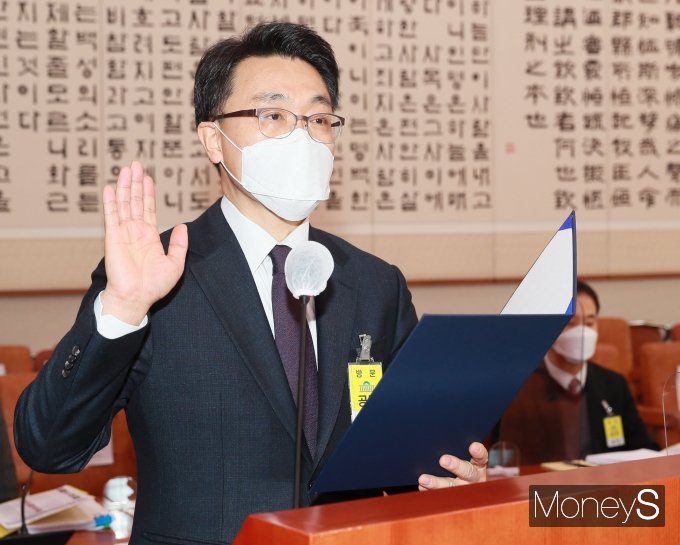 김진욱 고위공직자범죄수사처장 후보자가 지난 19일 국회에서 열린 인사청문회에서 선서를 하고 있다. /사진=임한별 기자