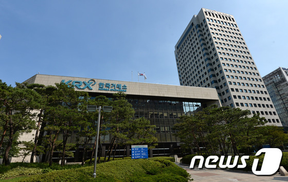 한국거래소 시장감시위원회는 지난 27일 실체가 불분명한 페이퍼컴퍼니와 투자조합을 동원해 다수 상장사를 연쇄적으로 기업사냥하는 불공정거래 사례를 적발했다고 밝혔다./사진=뉴스1
