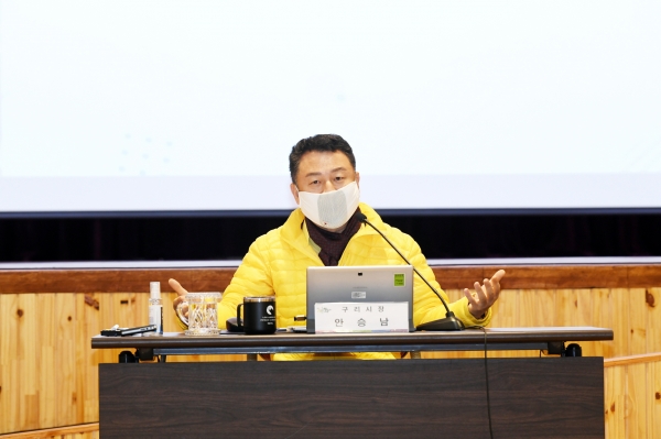안승남 구리시장이 아들의 군 복무 특혜 의혹을 부인했다. 사진은 지난 27일 시청 대강당에서 '시민 건의사항 추진상황 점검보고회'를 연 안 시장. /사진=구리시 제공