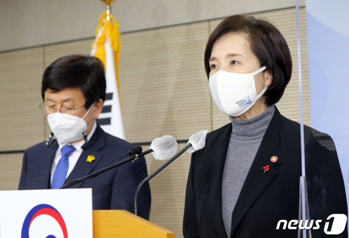유은혜 교육부 장관이 28일 정부세종청사 교육부 브리핑실에서 '2021년 학사 및 교육과정 운영 지원방안' 관련 브리핑을 했다. /사진=뉴스1