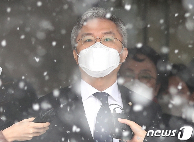 조국 전 법무부 장관의 아들에게 허위 인턴 경력확인서를 발급해 준 혐의를 받는 최강욱 열린민주당 대표가 28일 서울 서초구 중앙지법에서 1심 선고공판을 마친 뒤 법원을 나서고 있다. /사진=뉴스1