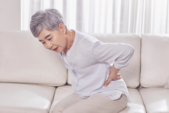 2010년부터 2015년까지 약 800억건의 국민건강보험 전 국민 의료이용 통계 결과, 한국인이 흔히 걸리는 질병 순위에서 척추 질환 등으로 인한 요통이 1위를 차지했다. /사진=클립아트코리아