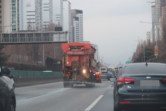 폭설이 예보된 3일 오후 서울 시내 도로에서 제설용 살포 차량이 결빙 방지 작업을 하고 있다. /사진=뉴스1