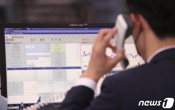 금융당국이 증권사들의 대주 시장 참여를 독려하고 있는 가운데 대형 증권사들이 신용거래대주 서비스를 준비하고 있다./사진=뉴스1
