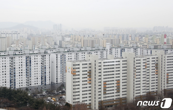 청년층의 내집 마련에 대한 부담을 덜어주기 위해 만기가 최장 40년까지 되는 주택담보대출이 올해 안에 나온다. 지난달 노원구 아파트의 3.3㎡당 평균 매매가격은 3056만원으로 집계됐다. 노원구가 3.3㎡ 당 평균 가격이 3000만원을 넘어선 것은 이번이 처음이다. 사진은 14일 서울 노원구 아파트 단지의 모습./사진=뉴스1