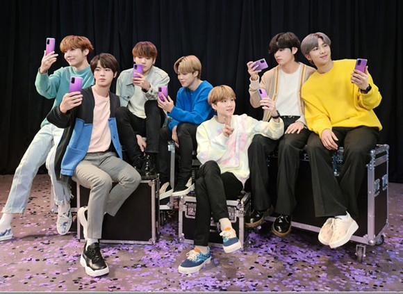 지난해 방탄소년단(BTS) 의 6·25 전쟁 관련 발언이 중국에서 논란이 되자 삼성전자는 현지 인터넷 쇼핑몰에서 BTS 한정판 제품 판매를 중단했다. /사진=삼성전자