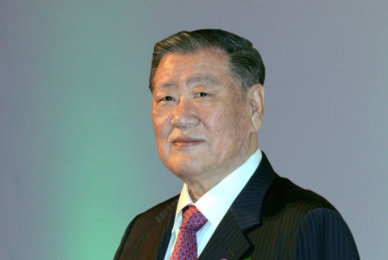 정몽구 현대자동차그룹 명예회장이 경영일선에서 완전히 물러난다. 정 명예회장은 1998년 현대차 회장에 오른 이후 23년 만에 그룹의 모든 경영을 아들 정의선 회장에게 맡겼다./사진=현대자동차그룹