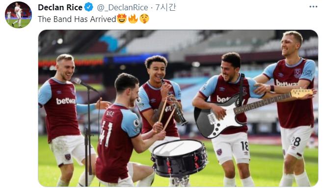 “밴드가 여기 있습니다.”  플루트는 Lingard 옆에있는 “West Ham Band”이고 플레이어는 심지어 패러디
