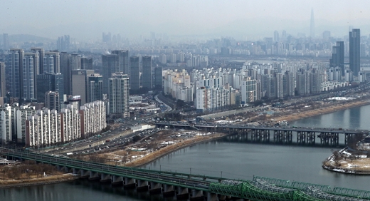 부동산114에 따르면 지난달 전국에서 청약접수를 받은 총 29개 단지, 일반공급 9740가구의 평균 청약경쟁률은 17.1대 1인 것으로 나타났다. /사진=뉴스1