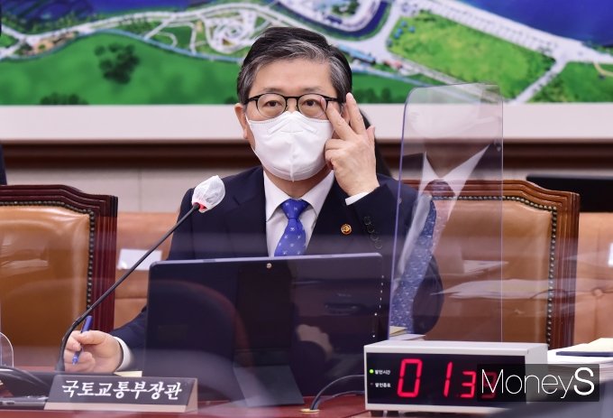 변창흠 국토교통부 장관이 22일 서울 여의도 국회 본관 529호에서 열린 제384회 국회(임시회) 국토교통위원회 제5차 전체회의에 출석, 질의에 답변하고 있다. /사진=임한별 기자