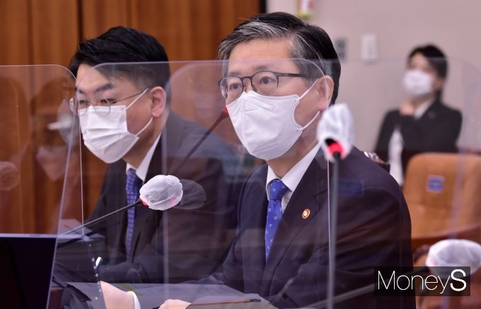 변창흠 국토교통부 장관이 22일 서울 여의도 국회 본관 529호에서 열린 제384회 국회(임시회) 국토교통위원회 제5차 전체회의에 출석, 질의를 듣고 있다. /사진=임한별 기자