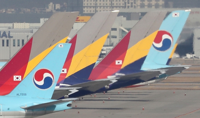 인천국제공항 주기장에 대한항공과 아시아나 여객기가 세워져 있다./사진=뉴스1