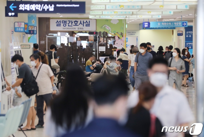 강력범죄를 저질러 금고 이상의 형을 선고받은 의사의 면허를 정지 또는 취소하는 의료법 개정안이 국회 보건복지위원회를 통과하면서 의료계가 강력 반발하고 있다. 대한의사협회는 이번 개정안으로 평범하고 선량한 의료진들이 직무와 무관한 사고나 법에 대한 무지 때문에 졸지에 면허를 잃고 나락에 떨어지는 피해에 대해 우려하고 있다. 사진은 기사 본문과 관련 없음./사진=이성철 뉴스1 기자