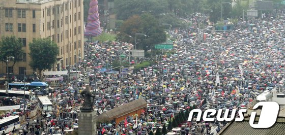 국민특검조사단이 3·1절 광화문 광장에서 집회를 준비하고 있다고 밝힌 가운데 지난 21일 기준 3·1절에 집회를 열겠다는 신고가 총 95건인 것으로 알려졌다. 사진은 보수단체 회원들이 지난해 8월15일 서울 종로구 광화문광장에서 집회를 연 모습. /사진=뉴스1