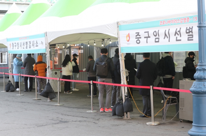 국내 코로나19 신규 확진자가 23일 0시 기준 357명 발생했다. 사진은 서울역 임시선별진료소 모습. /사진=뉴스1