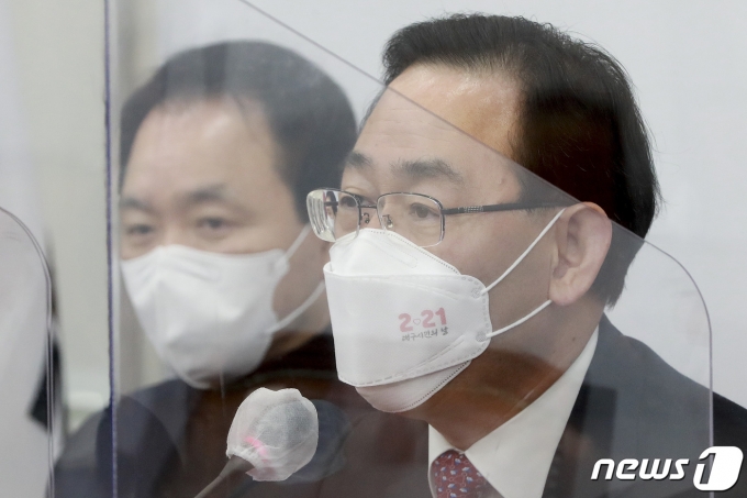 국민의힘은 백신의 효용성에 의문을 제기하며 문재인 대통령에게 백신을 먼저 맞을 것을 요청했다. 사진은 지난 22일 주호영 국민의힘 원내대표가 서울 여의도 국회에서 열린 비상대책위원회의에서 모두발언을 하는 모습. /사진=뉴스1