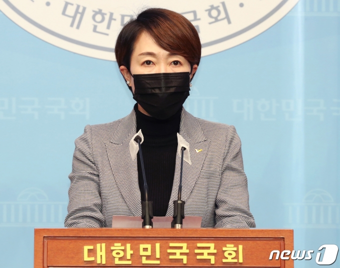 정호진 정의당 수석대변인이 이명박 정부 시절 국정원의 불법 사찰 의혹 규명을 위해 국정원에 정보공개청구를 했다고 밝혔다. /사진=뉴스1