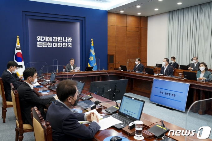 문재인 대통령이 22일 오후 청와대에서 열린 수석·보좌관 회의에 참석해 발언하고 있다. 2021.2.22/뉴스1 © News1 이광호 기자