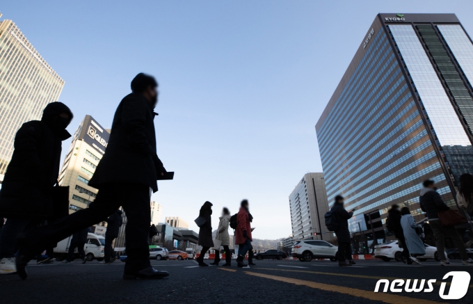 서울 아침 기온이 영하 5도까지 떨어진 23일 오전 서울 세종대로 광화문사거리에서 출근길 시민들이 발걸음을 재촉하고 있다. 2021.2.23/뉴스1 © News1 이재명 기자