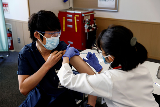 최근 백신 접종을 시작한 일본에서는 지난 22일까지 3건의 경미한 부작용이 확인됐다. 사진은 지난 17일 일본 도쿄의료원에서 한 의료진이 코로나19 백신을 접종받는 모습. /사진=로이터