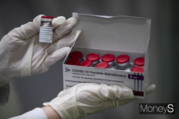 서울 송파구 보건소 관계자가 냉장고에 보관된 아스트라제네카(AZ)  코로나 19 백신 수량을 확인하고 있다.