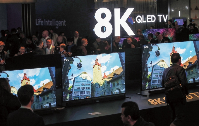 지난해 1월 미국 라스베이거스 컨벤션센터에서 열린 'CES 2020' 에 중국 TCL의 8K QLED TV가 전시됐다. / 사진=뉴스1 오대일 기자