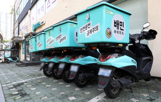 코로나19 사태로 배달업계가 호황을 맞고 있지만 일부 배달원의 몰지각한 태도는 해당 업계에 대한 불신을 키우는 요인으로 작용하기도 한다. /사진=뉴스1