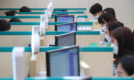 시중은행 직원들이 마스크를 착용하고 업무를 보고 있다./사진=뉴스1
