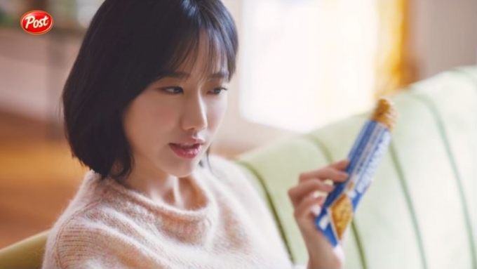 그룹 내 왕따 논란을 빚고 있는 에이프릴 이나은이 출연한 동서식품 광고가 중단됐다./사진=동서식품