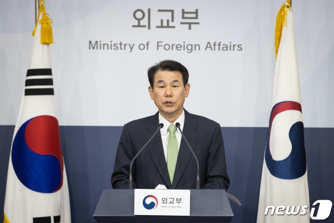 오는 5일 미국 워싱턴D.C에서 제11차 한미 방위비분담특별협정(SMA) 체결을 위한 회의가 개최된다. 사진은 정은보 외교부 한미 방위비분담특별협정(SMA) 협상대사가 지난해 2월28일 서울 종로구 정부서울청사 별관에서 주한미군의 한국인 근로자 무급휴직 계획에 대한 입장을 밝히는 모습. /사진=뉴스1