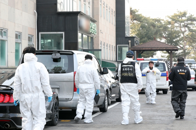 3일 오후 경기 고양시 일산동구의 한 요양시설에서 경찰 과학수사대 등 관계자들이 신종 코로나바이러스 감염증(코로나19) 백신접종 사망사례를 조사하기 위해 분주하게 움직이고 있다. /사진=황기선 뉴스1 기자