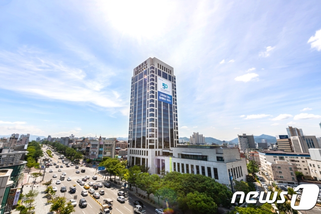 전북은행은 ‘ESG(환경·사회·지배구조)인증’ 최고 등급을 받은 700억원 규모의 ESG채권을 발행했다고 3일 밝혔다. /사진=뉴스1