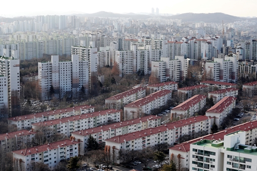 목동 재건축 사업 기대감에 일대 아파트값이 상승세다. KB 부동산에 따르면 지난 1월 양천구 집값 상승률은 3.18%로 서울시내 자치구 가운데 가장 높았다. 목동 신시가지 아파트는 신고가가 속속 나오고 있을 뿐 아니라 호가도 계속 오르고 있다. /사진=뉴스1